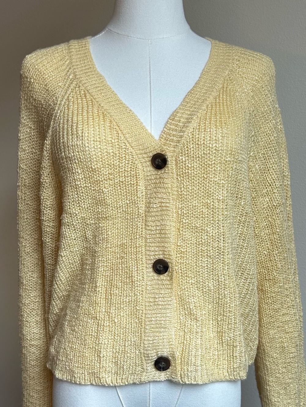 Light Yellow V-Neck Button-Front Cardigan Sweater | SIZE L